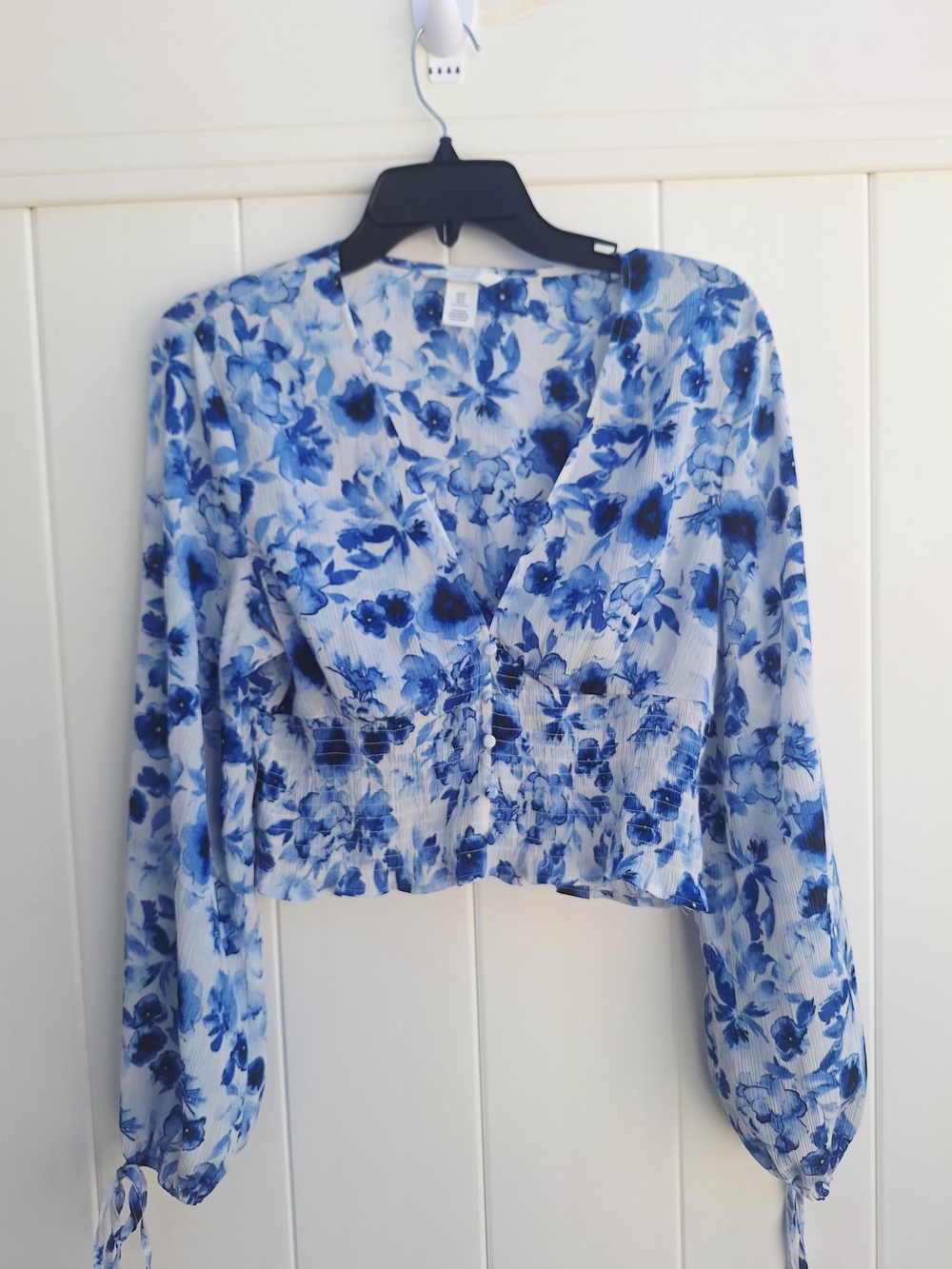 H&M Blue Floral V-Neck Ruched Crop Blouse Size M